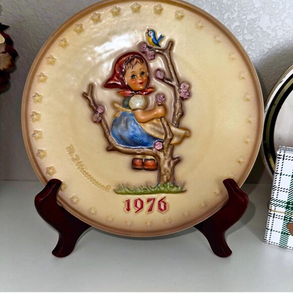 M.J. Hummel 6th Annual Plate 1976 “Apple Tree Girl” - Picture 2 of 7